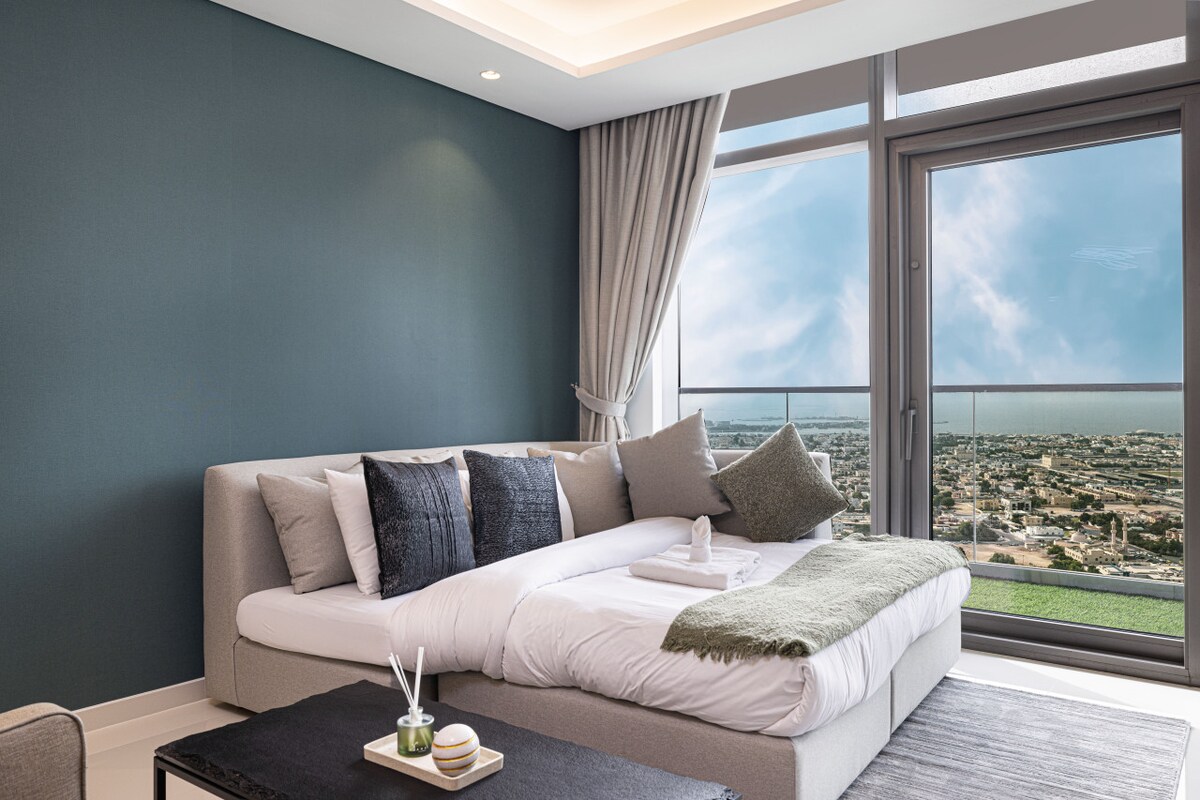 Deze prachtig ontworpen hoogbouw slaapkamer biedt een sereen toevluchtsoord met een adembenemend panoramisch uitzicht.