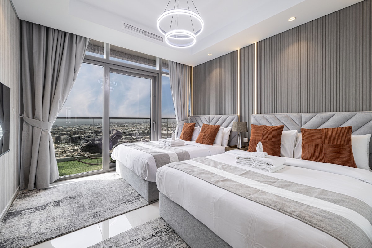 Ervaar luxe en comfort in ons elegant ontworpen, ruime appartement met een adembenemend uitzicht op de stad.