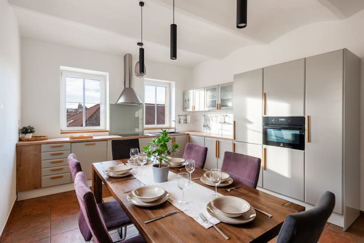 DOT 3 bdr Apartment with Tyn Cathedral View & A/C