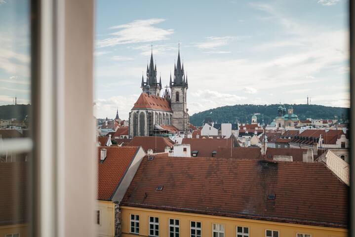 DOT 3 bdr Apartment with Tyn Cathedral View & A/C gallery image 2