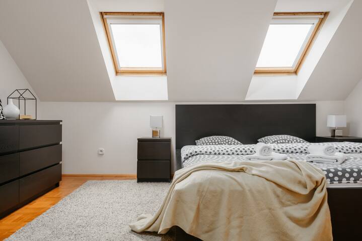 ROY 2 bdr with Prague Castle View, Parking & A/C gallery image 5