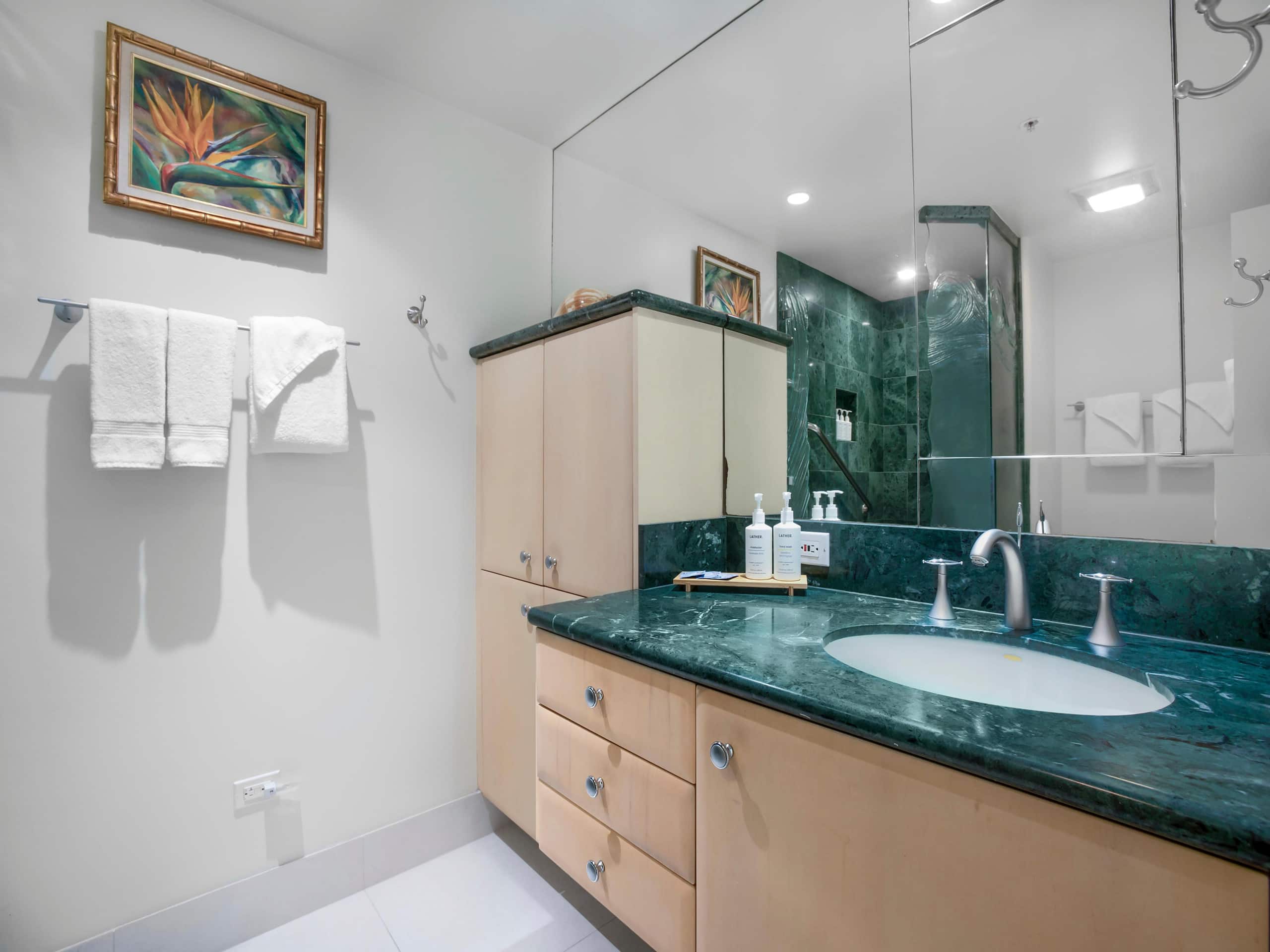 Hotel in Lahaina · ★4.75 · 3 bedrooms · 4 beds · 2 baths - Image 14