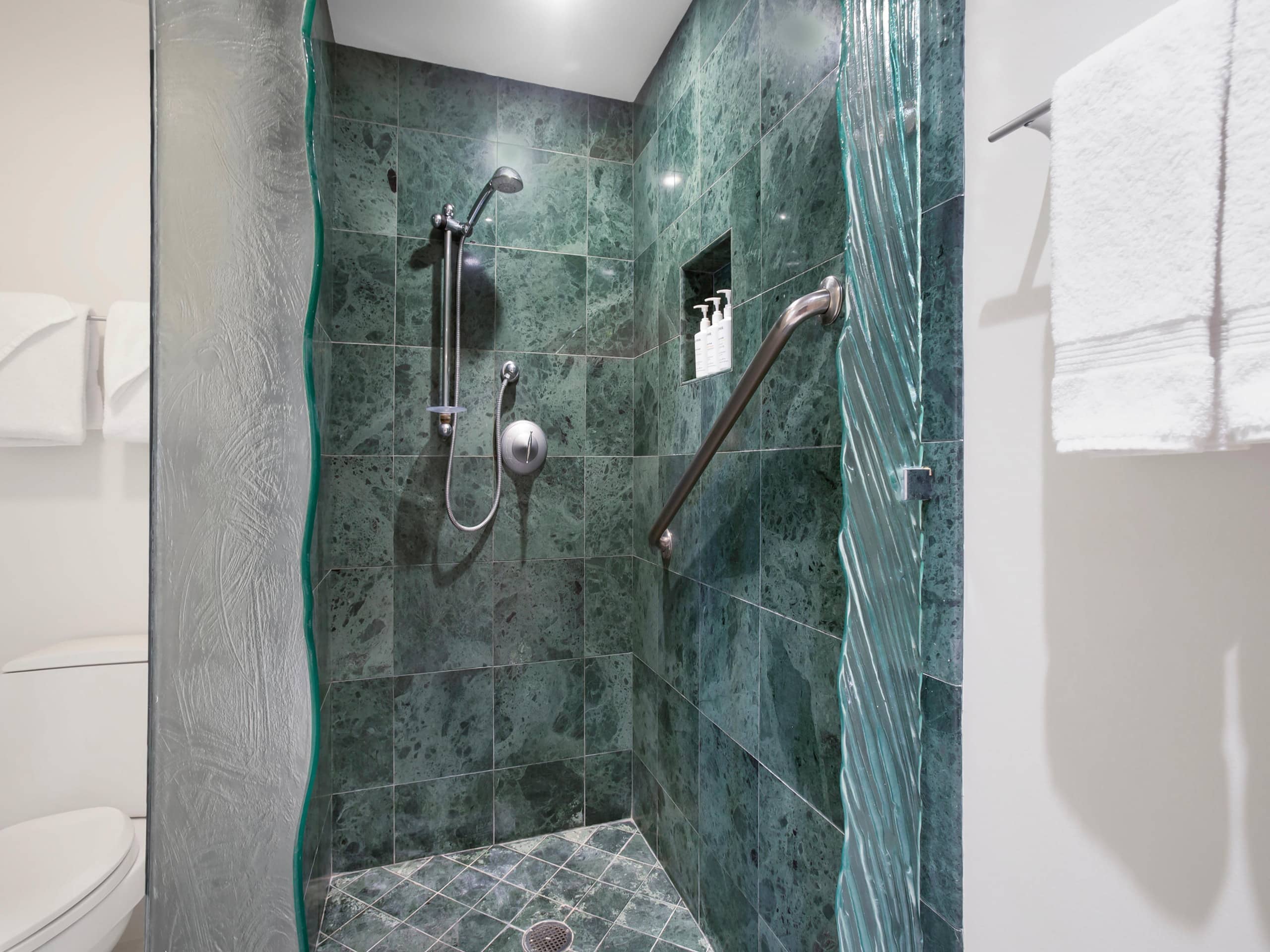 Hotel in Lahaina · ★4.75 · 3 bedrooms · 4 beds · 2 baths - Image 15