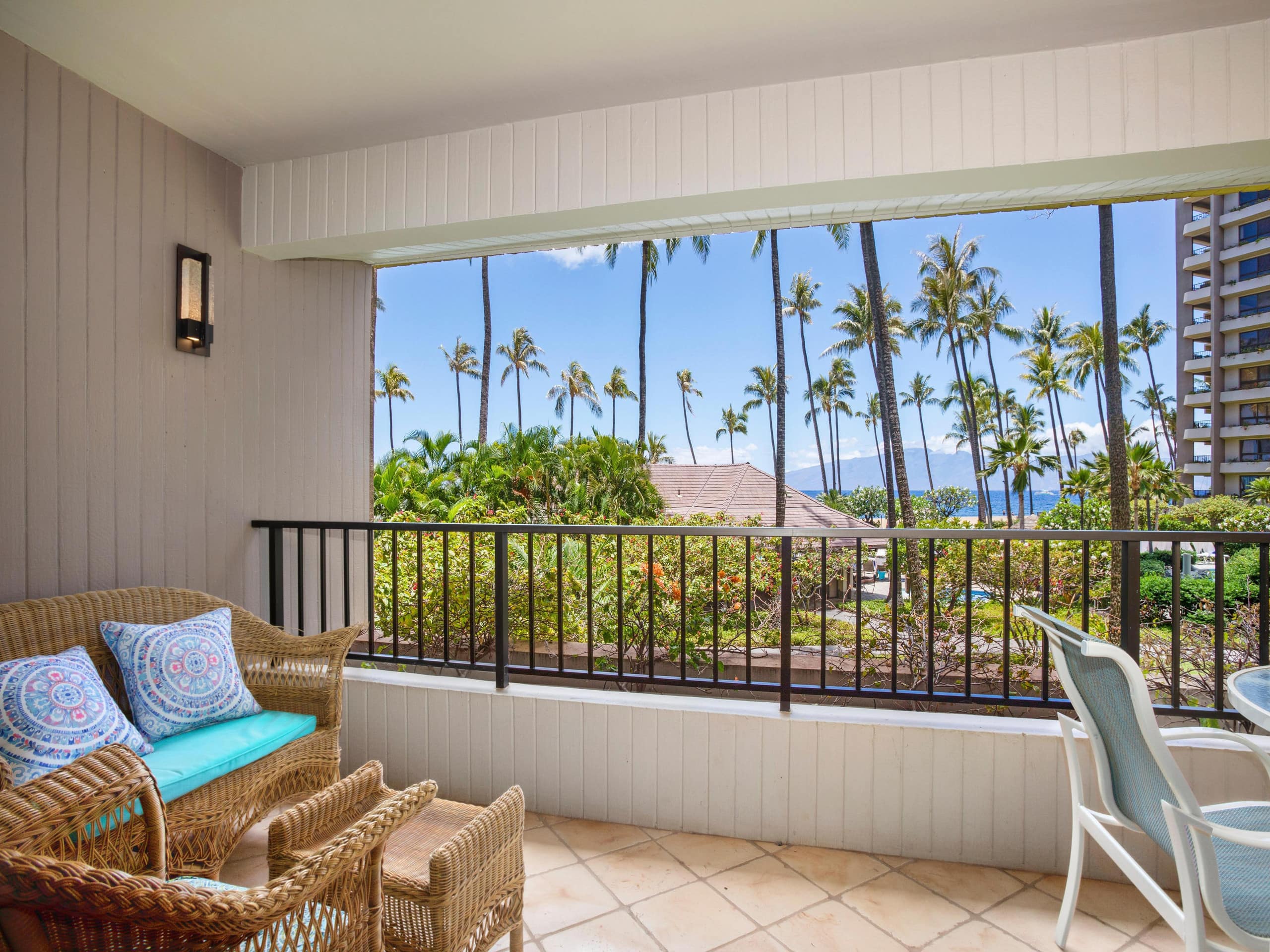 Hotel in Lahaina · ★4.86 · 3 bedrooms · 4 beds · 2 baths - Image 2