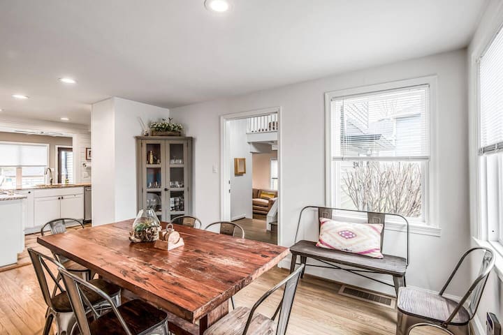 Charming Spacious Home – 10 mins to Downtown!