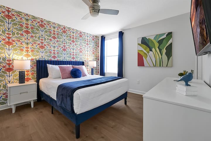 Kjo dhomë gjumi me madhësi dopio "queen" ka qasje në një banjë të kompletuar "Jack" dhe "Jill" për më shumë komoditet. 