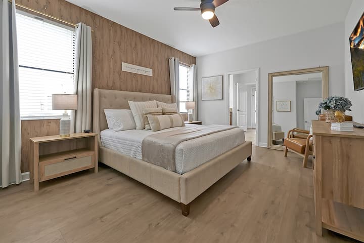 Kjo dhomë gjumi me madhësi king është në katin përdhes, e përshtatshme për ata me probleme lëvizshmërie. 