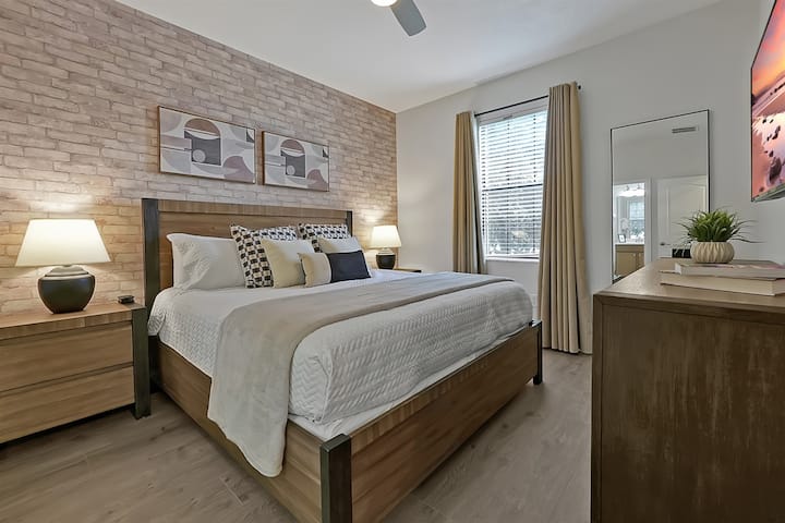 Një tjetër dhomë gjumi me madhësi king në katin përdhes është e përkryer për gjyshërit. 