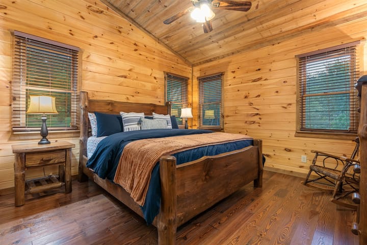 Mimo podkrovia je hlavná spálňa s manželskou posteľou King.