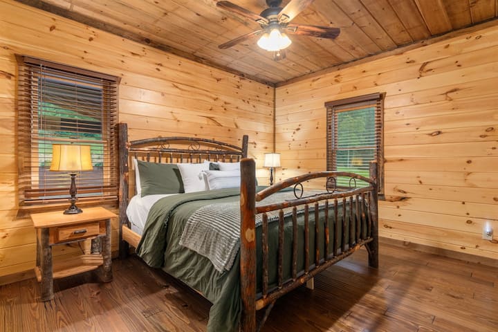 Spálňa 2 s manželskou posteľou King na hlavnom poschodí