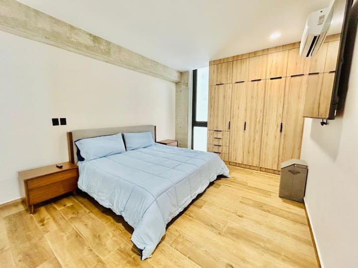 ห้องนอนพร้อมตู้เสื้อผ้าและทีวี 