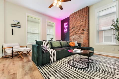 9BR Family Retreat w/ BBQ & Parking Near Shopping