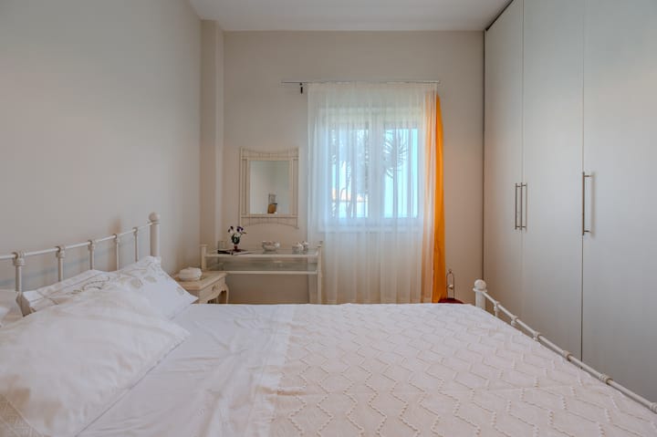 dormitorio con una cama matrimonial