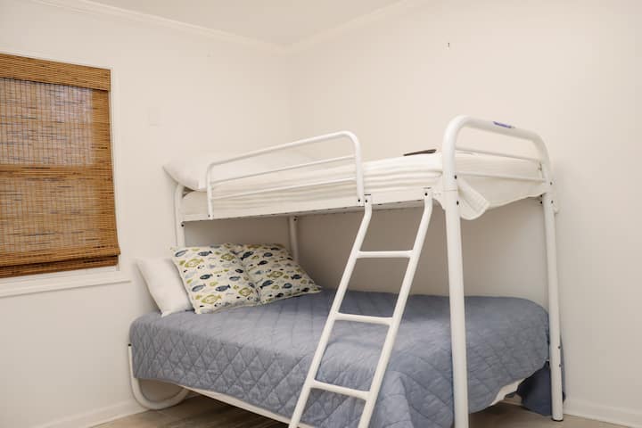 Спална соба 1 - кревети на спрат со брачен кревет (широк 150-179 см) на дното