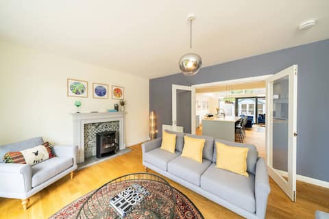 Successful Airbnb property: Newhall Gardens - Botanical Bliss in West End