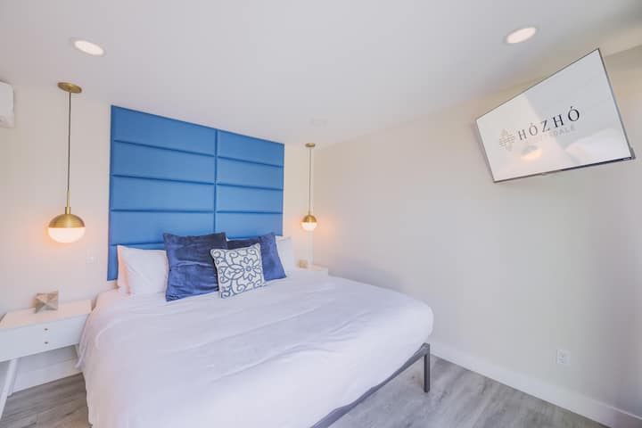 五号卧室|懒人河|独立单间公寓，配备带套内卫生间的加大双人床卧室