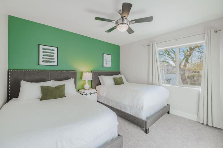 三号卧室 |潮汐 |两张全功能床，带套房浴室