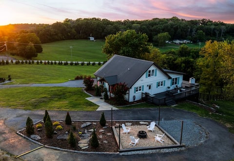 27 South - Lux Estate w/ Views, Hot Tub & Gameroom