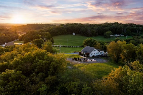 27 South - Lux Estate w/ Views, Hot Tub & Gameroom
