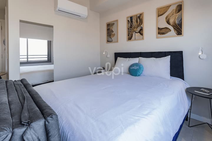 Bračni krevet; pamučna posteljina; klima-uređaj.