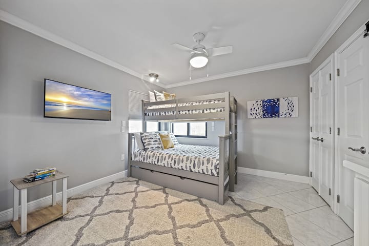 U drugoj spavaćoj sobi za goste nalazi se bračni krevet na kat s praktičnim ručkom na izvlačenje, što je savršeno za dodatne goste.