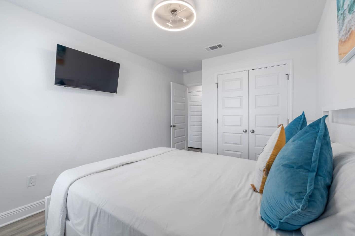 Enjoy Queen bed, 2 night stands w/drawers, 2 touch lamps with USB ports, room darkening shades, 40" Roku TV, ceiling light & fan, white…