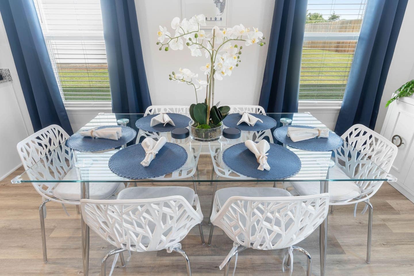 Enjoy elegant dining setting for 6