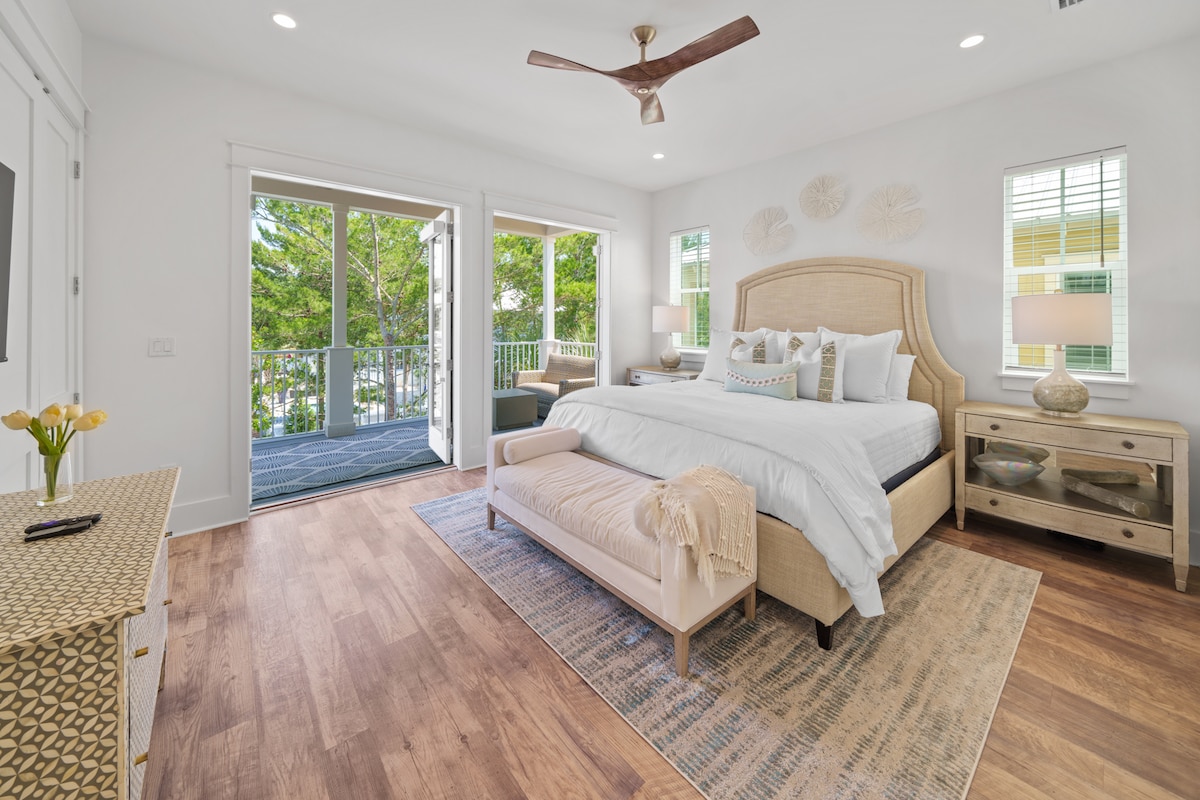 Kliv in i komfort med förhöjda texturer och tillgång till utomhus.