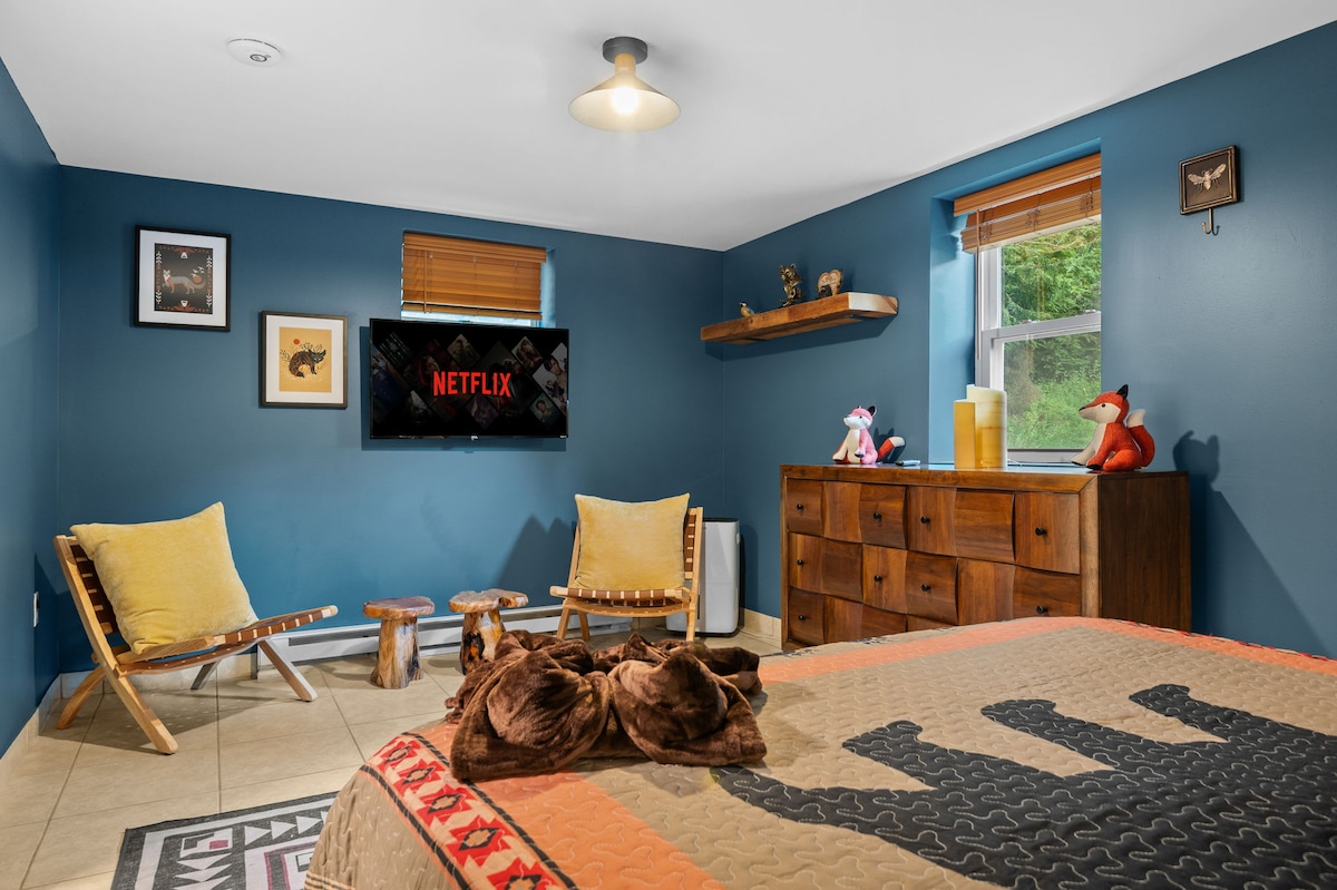 这间卧室拥有质朴的魅力和现代风格，非常适合安静的夜晚睡眠。 享受舒适的装饰、柔和的灯光和温馨的氛围。