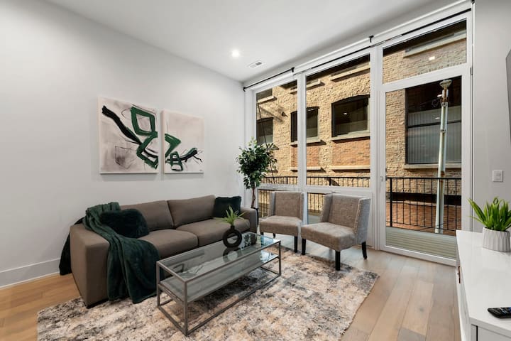 Chic 2-Bedroom Condo in River North