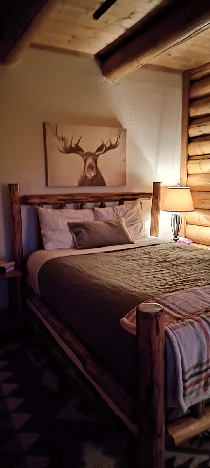 Dormitorio en la planta principal ~ Cama tamaño queen