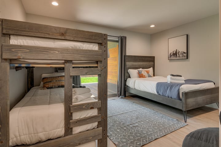 - Dhomë marinari me krevate dopio dhe krevat dopio "queen"  
- Zgjedhje e shkëlqyer nga Airbnb për fëmijë dhe qëndrime familjare  
- Dizajn rustik me hyrje në verandën e jashtme