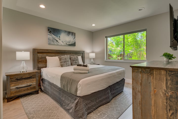 - Dhomë gjumi "king" me pamje nga pylli nga dritarja  
- Përfshihen thekse druri rustike dhe shtroja prej pelushi  
- Kabina e Airbnb e përsosur për çifte ose qëndrime vetëm