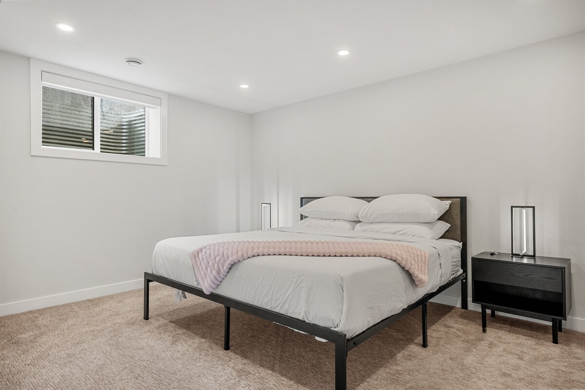 Pumzika na ustarehe katika vyumba vyetu vikubwa, vyenye starehe.