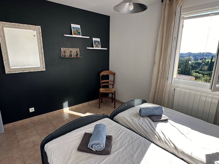 Chambre N° 4 - 1er étage - 2 lits 90cm