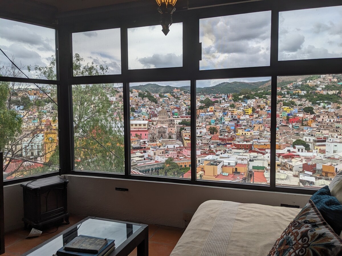 Successful Airbnb property: Spacious Studio Boasting Breathtaking Views in Guanajuato