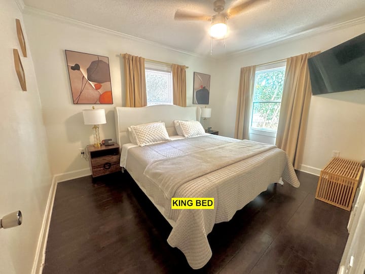 两边床头柜上都有电话和手表充电器，还有一台适合浅睡者使用的音响机。