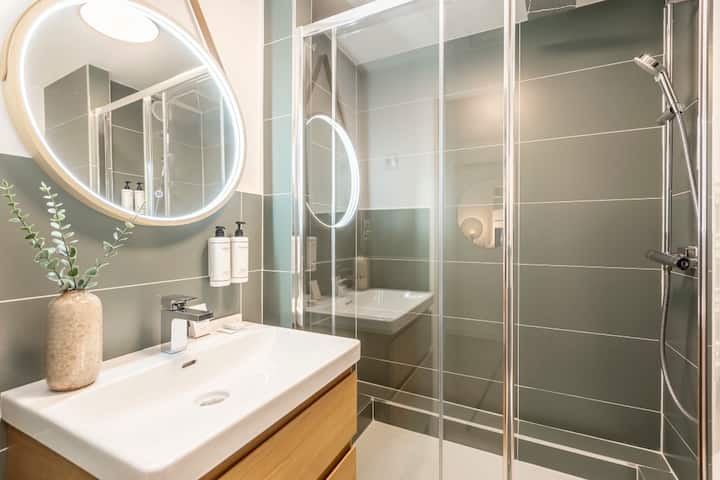 Le Bastille By Sweett | Superior Double Room - Le Bourget