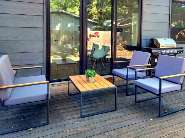 Huge 5BR compound! 1 Block to downtown & Rainey St gallery image 5