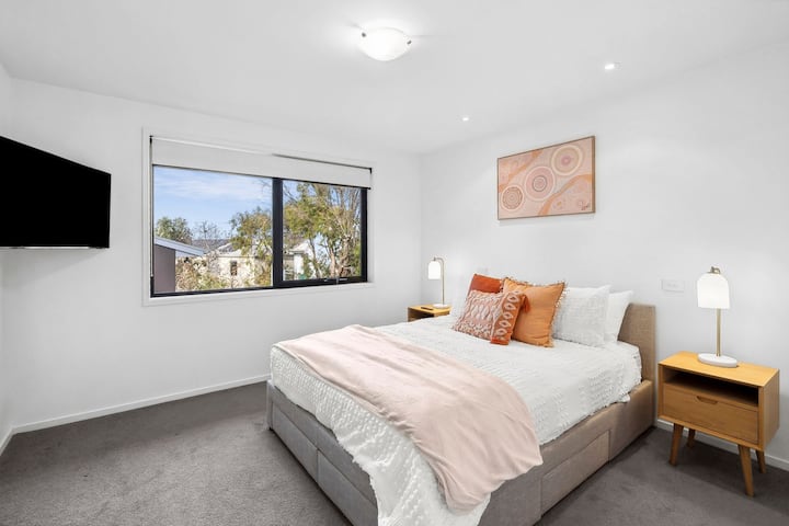 La suite principale con letto matrimoniale, TV, cabina accappatoio e bagno privato offre privacy e lusso