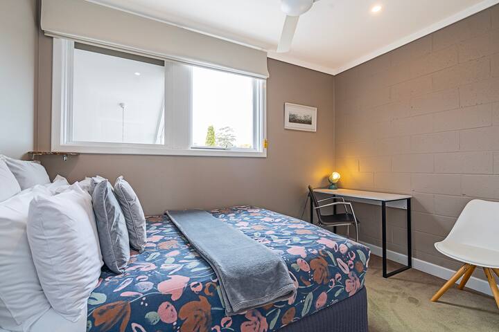 Descansa tranquilo en la cama doble en el segundo dormitorio. También hay un espacio de trabajo dedicado para centrarse en el trabajo o el estudio.