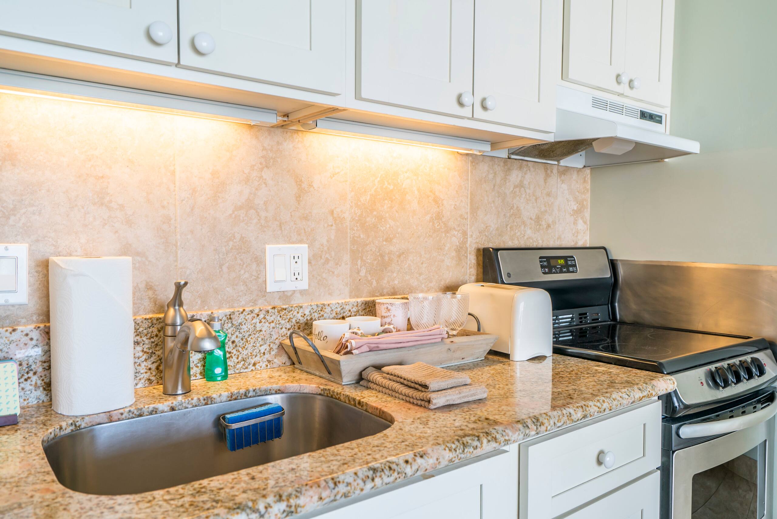 Condo in Honolulu · ★4.4 · 1 bedroom · 2 beds · 1 private bath - Image 19