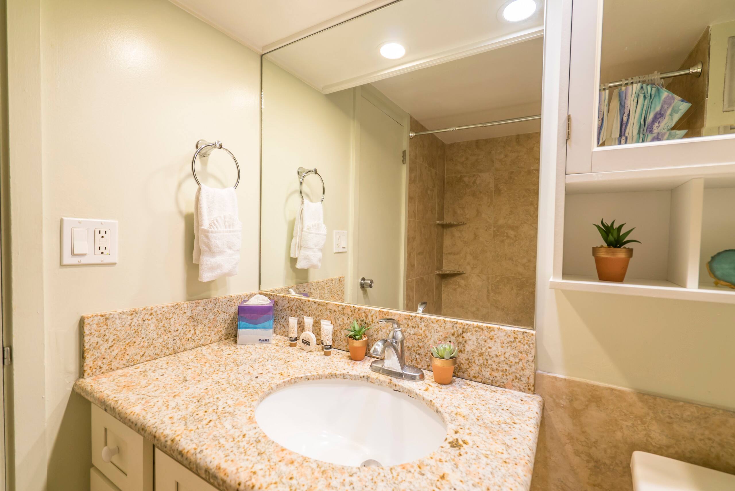 Condo in Honolulu · ★4.4 · 1 bedroom · 2 beds · 1 private bath - Image 24