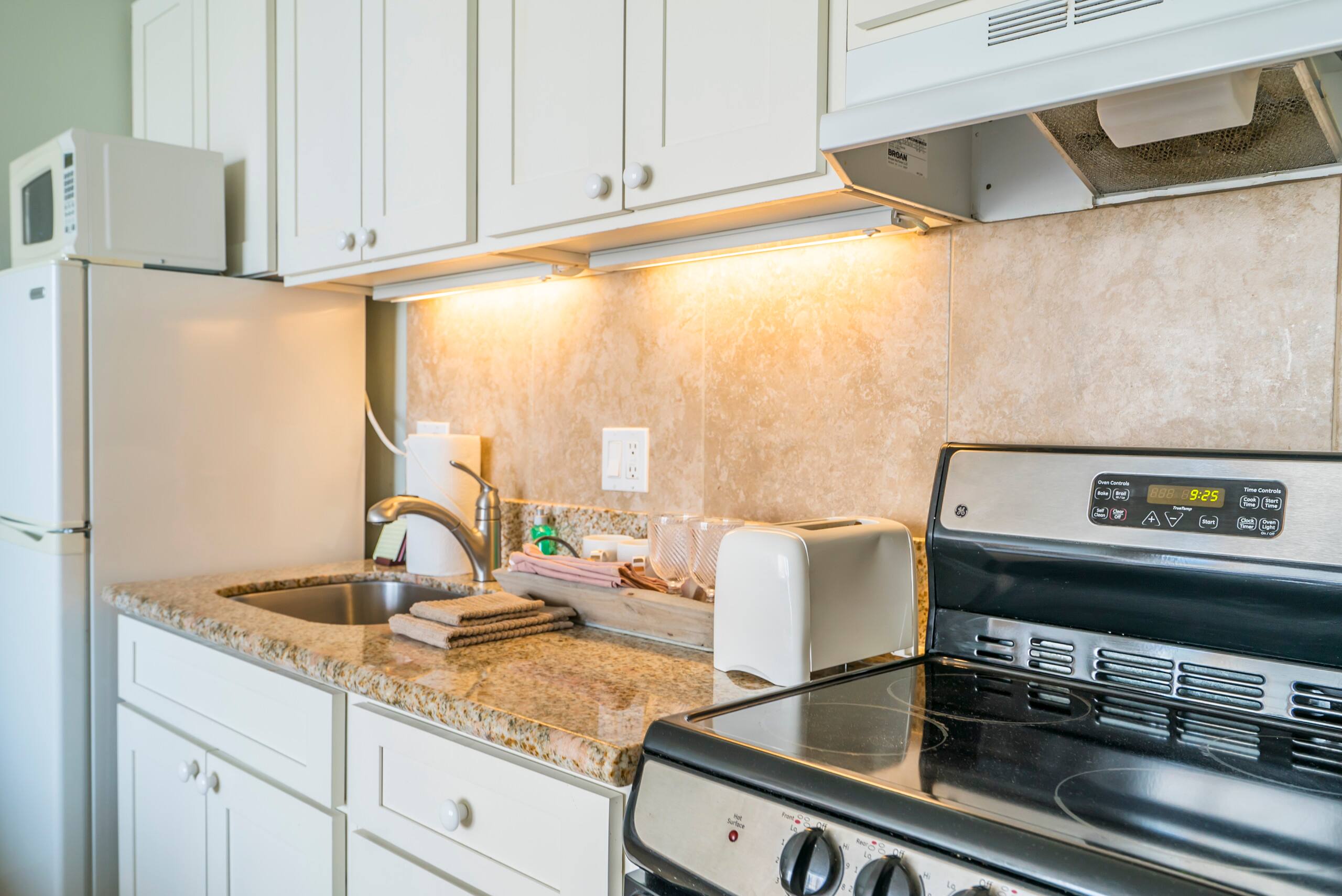 Condo in Honolulu · ★4.4 · 1 bedroom · 2 beds · 1 private bath - Image 20