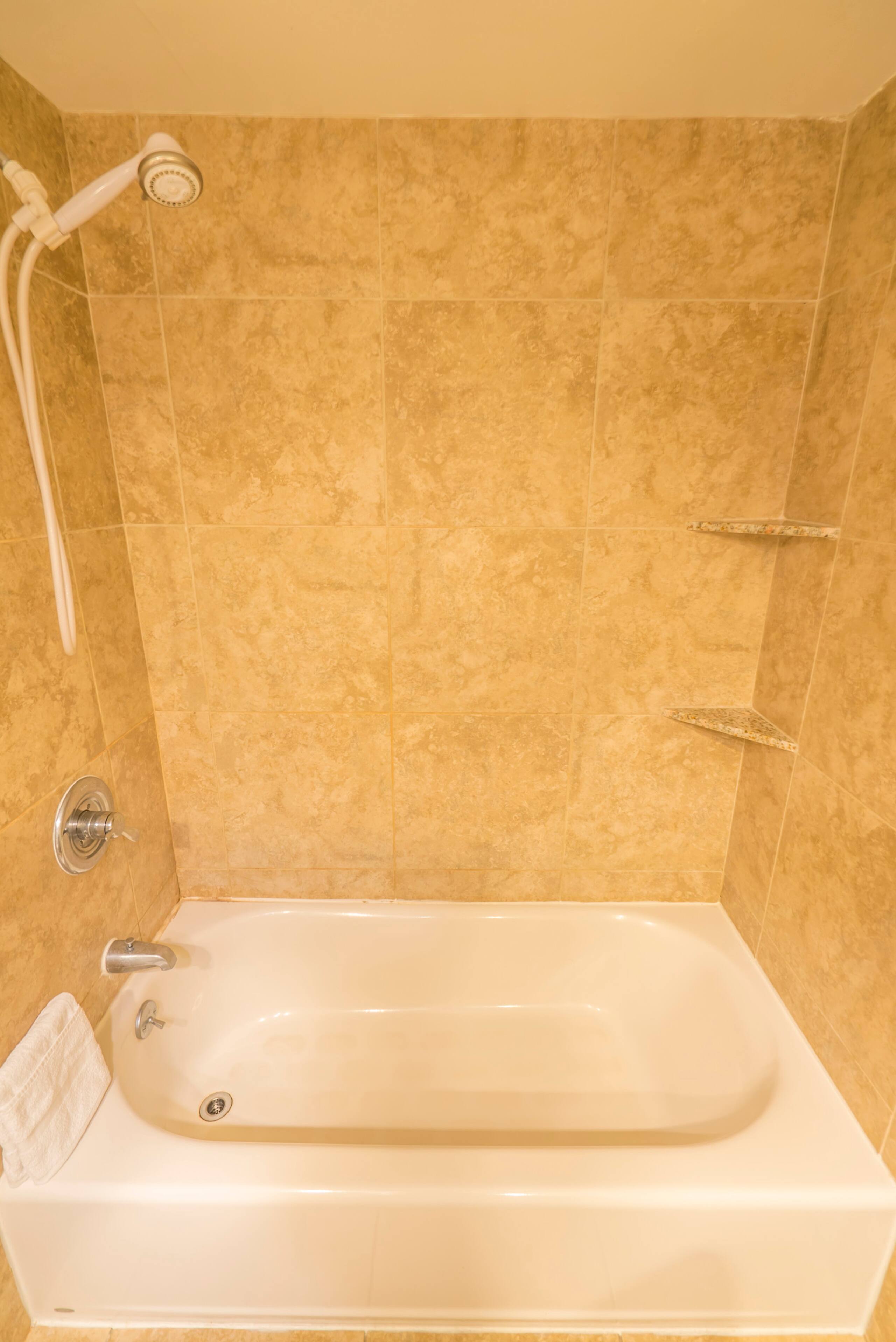 Condo in Honolulu · ★4.4 · 1 bedroom · 2 beds · 1 private bath - Image 26