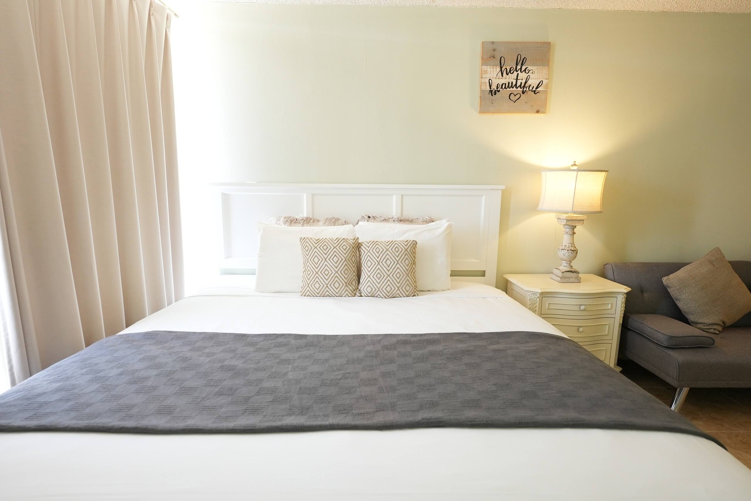 Condo in Honolulu · ★4.4 · 1 bedroom · 2 beds · 1 private bath - Image 16