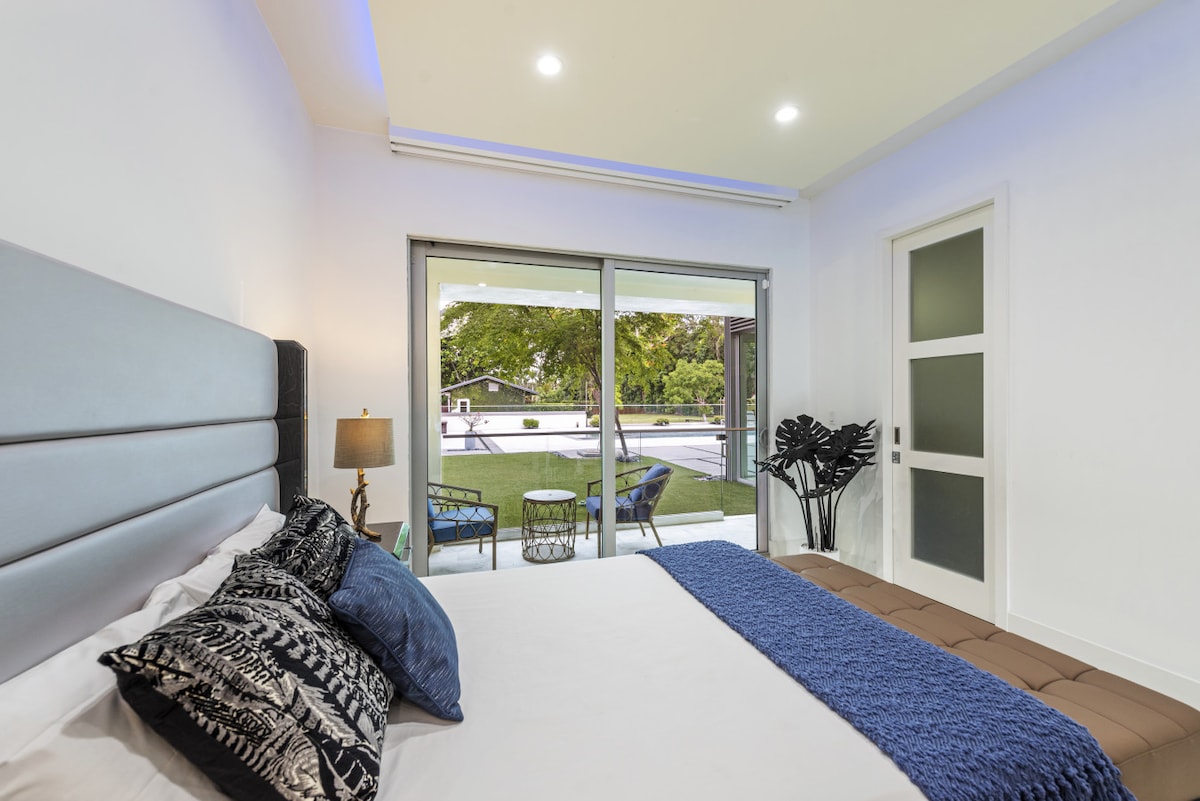Elegante dormitorio con acceso directo al patio, decoración moderna y cómodos asientos al aire libre