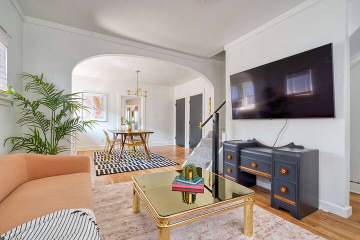 Warhol Suite – Cozy Apartment – 92 WalkScore