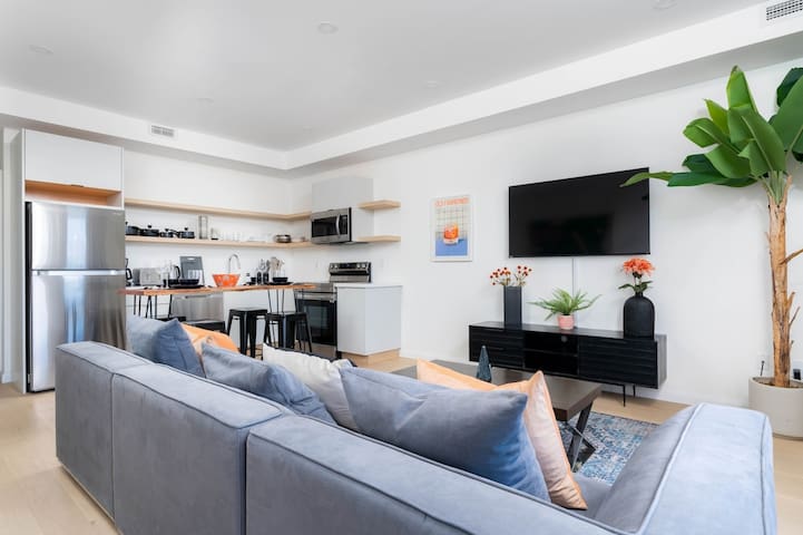 Stylish Townhome Apartment at Bathurst & College!