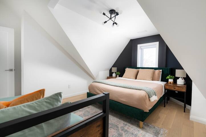 Stylish Townhome Apartment at Bathurst & College! gallery image 4